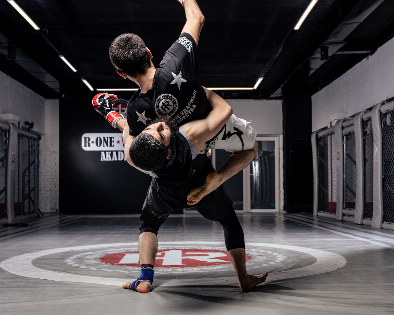 MMA wrestling clinch and throw technique used by elite grapplers like Charles Oliveira