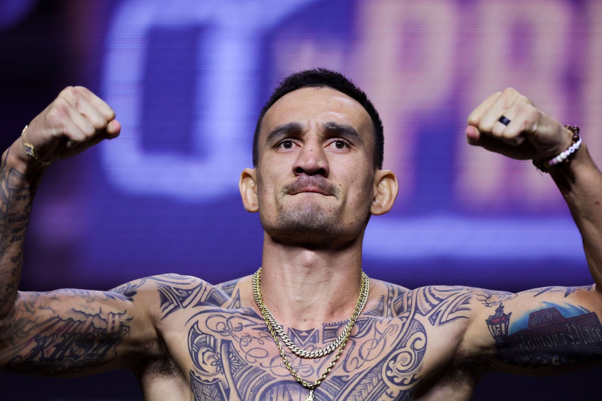 What style fighter is Max Holloway?